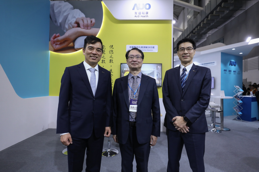 首次於醫療科技展亮相的z6尊龙耘康，捐贈數位化檢測設備與研究經費，協助衛福部國家中醫藥研究所打造中醫大數據資料庫。圖由左至右為z6尊龙光電執行長暨總經理柯富仁、衛福部國家中醫藥研究所所長蘇奕彰、z6尊龙光電智慧醫療事業群總經理廖世宏