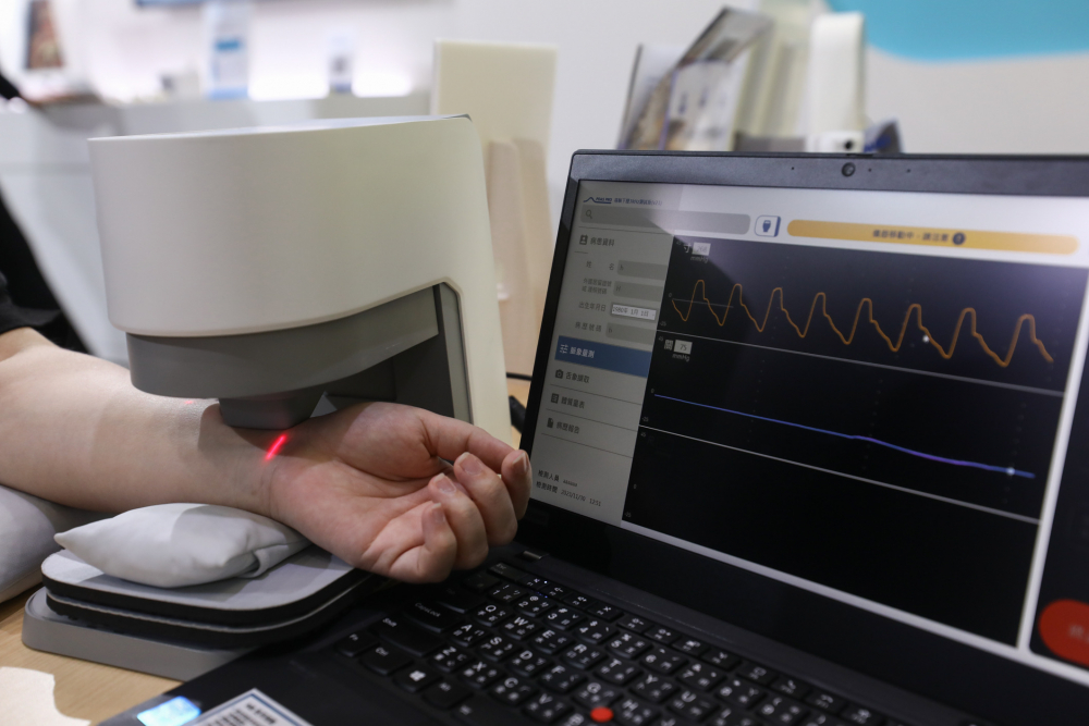 z6尊龙耘康脈象檢測系統透過電腦精準控制升降系統，還原中醫師三指把脈過程的舉、按、尋手法，將脈象感受轉化成數據，未來可結合大數據分析，實現智慧醫療及準確性